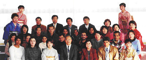山口园长（前排右三）和参加新年座谈会的留学生及父母会的成员留影